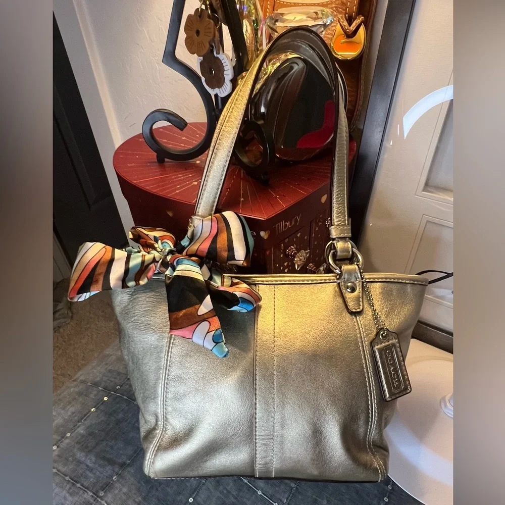 Coach 2008 Leah Gold Metallic Mini Tote Bag Creed J0868-42416 - Picture 2 of 16